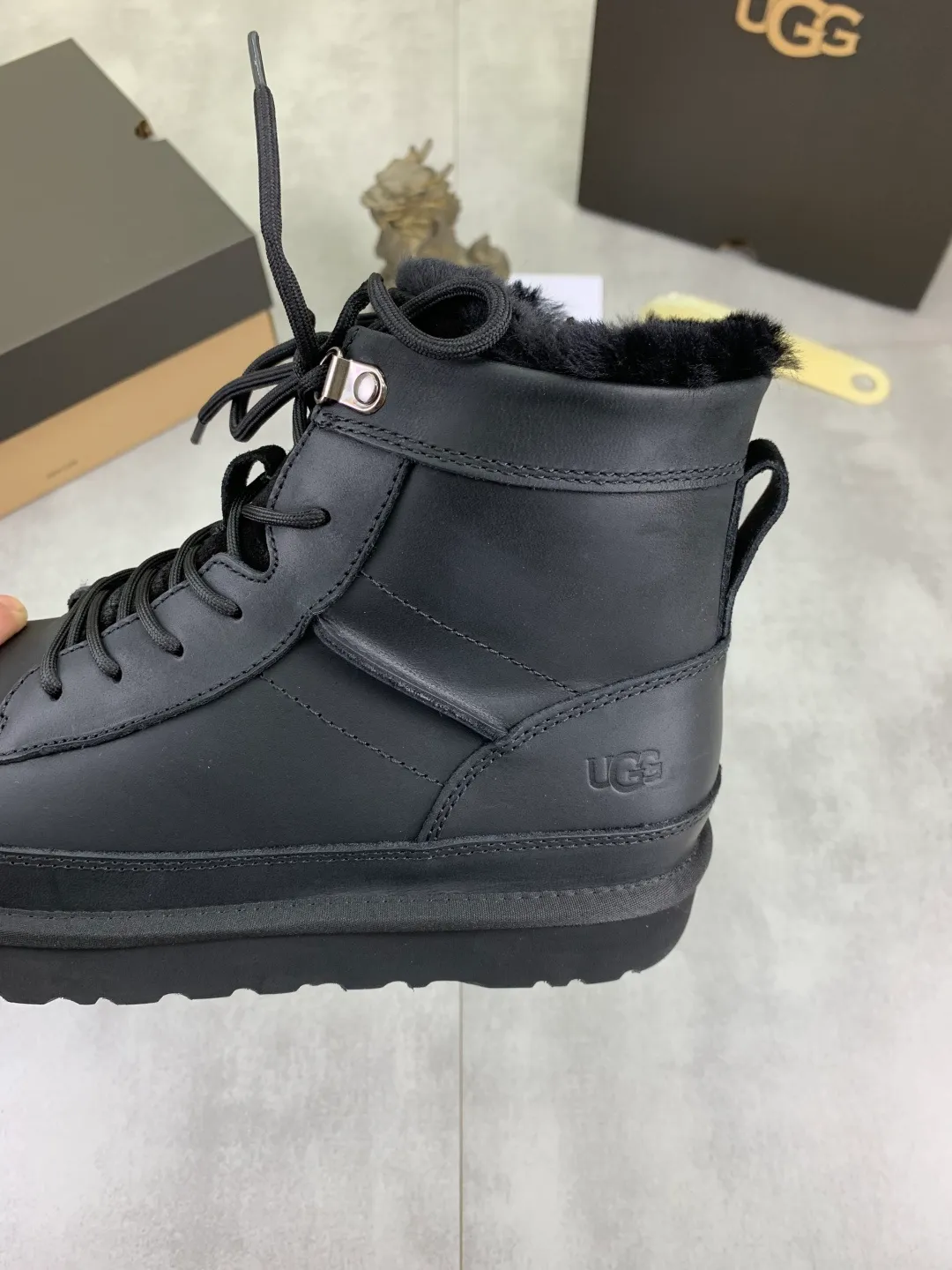 Men's men's shoes 💰P640 New top version UGG 2025 autumn and winter high-top new casual shoes new series Ansley Mules Fashionable and comfortable shallow flat slip-on casual loafers ✨ Classic suede cowhide with 10mm wool lining Insole Fleece collar Soft and comfortable ❤️ Decorated with UGG classic heat embossed brand logo on the back side Full texture Lightweight rubber sole Anti-slip, wear-resistant and comfortable Color: Black Brown Size: 39-45
